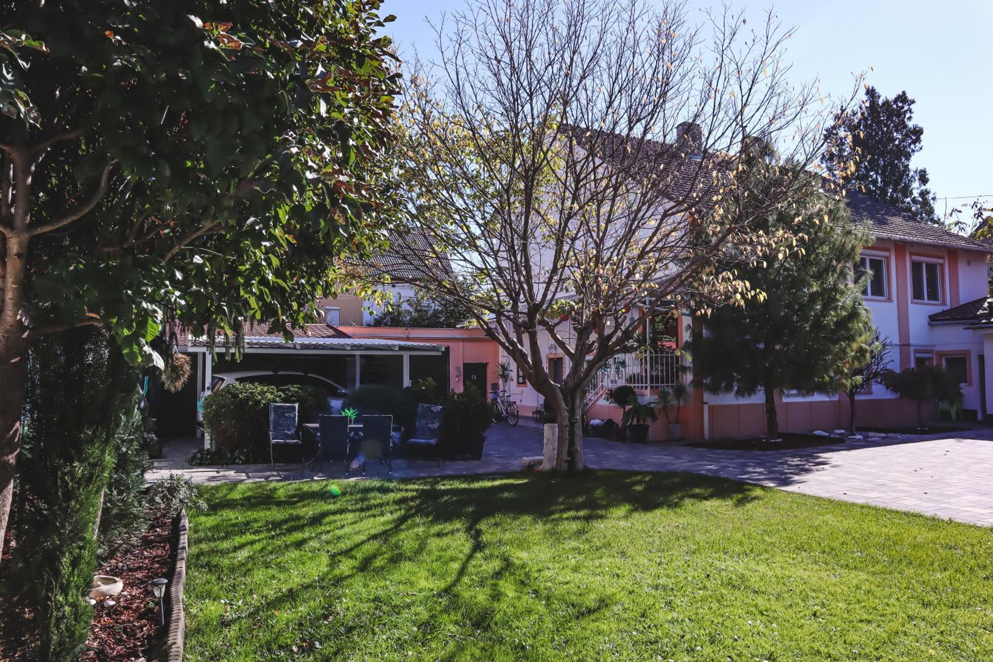 Szivarvany Panzio Segedín Exteriér fotografie