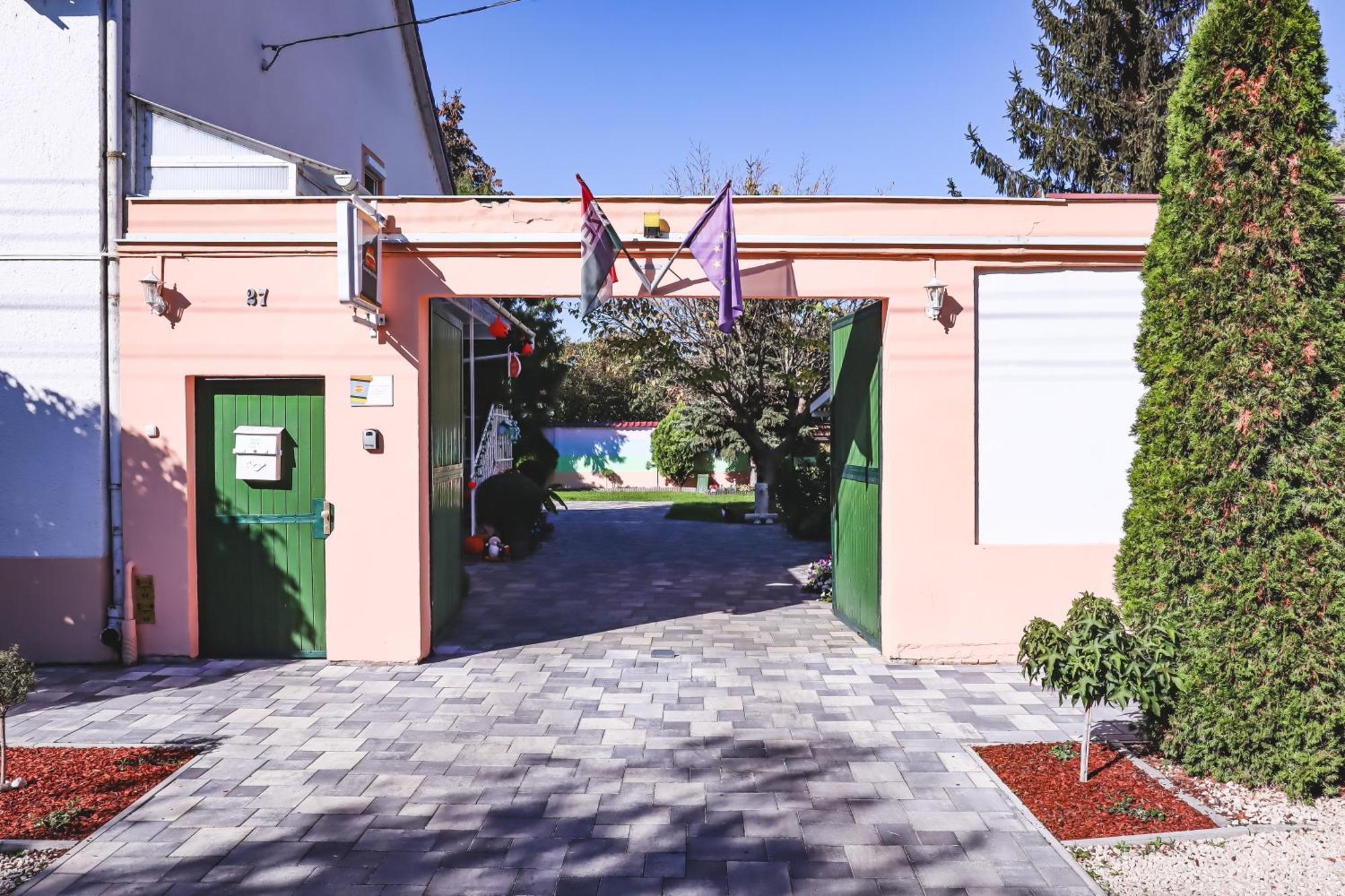 Szivarvany Panzio Segedín Exteriér fotografie