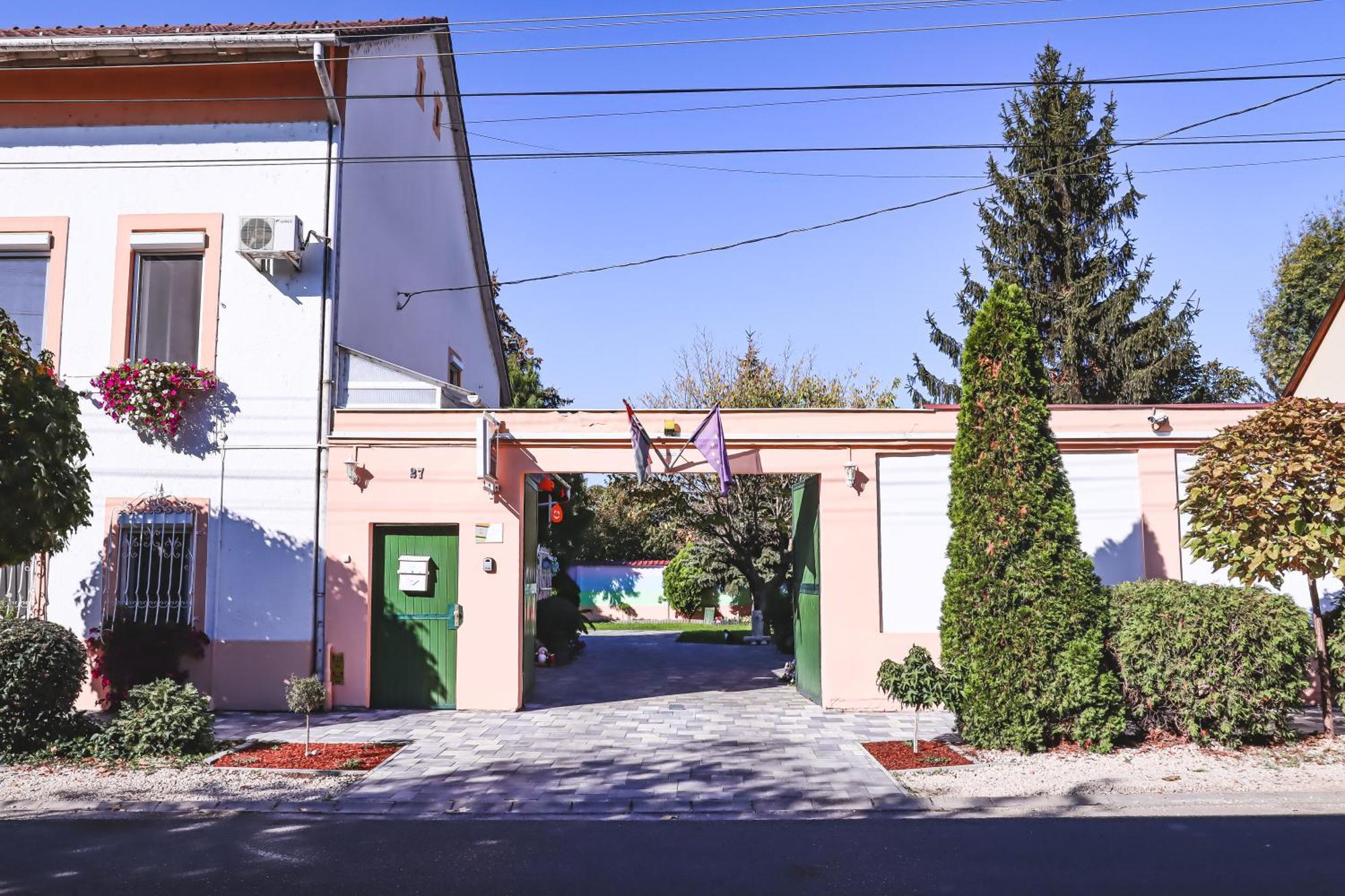Szivarvany Panzio Segedín Exteriér fotografie