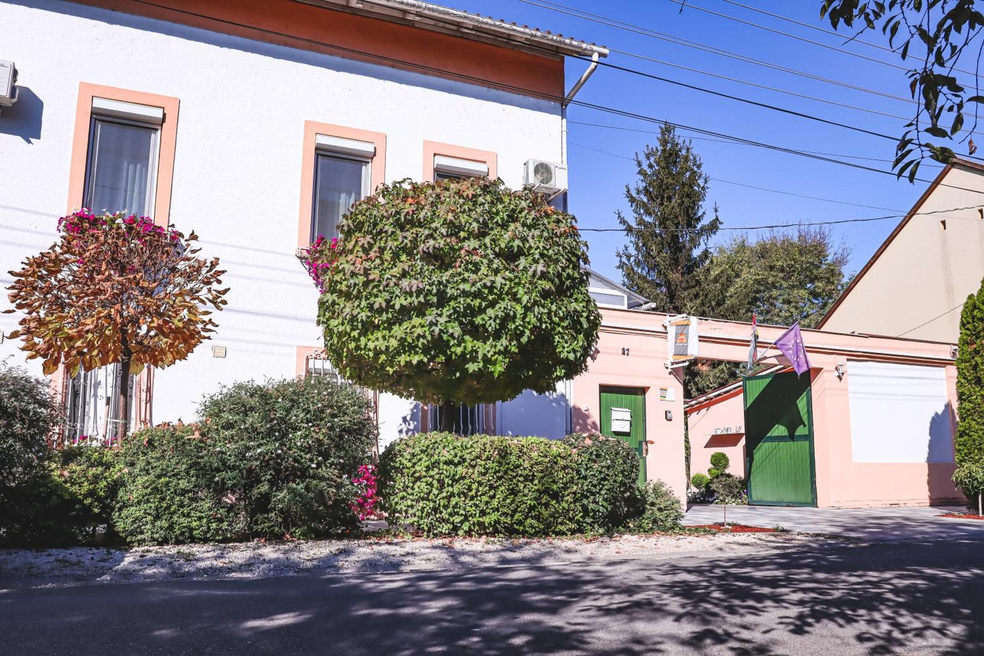 Szivarvany Panzio Segedín Exteriér fotografie