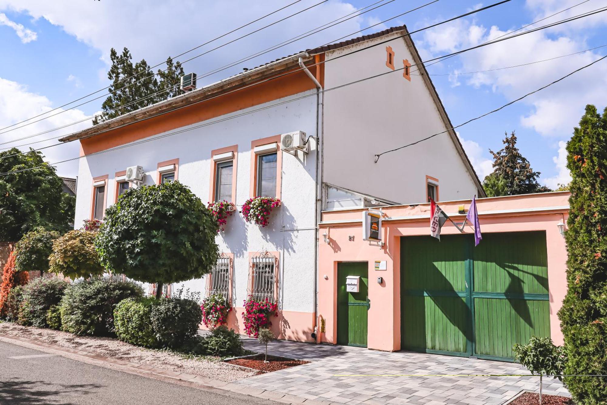 Szivarvany Panzio Segedín Exteriér fotografie